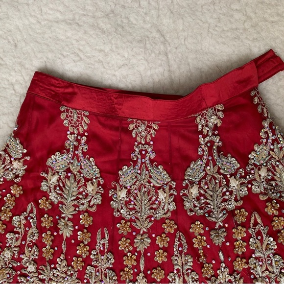 Traditional Pakistani Indian bridal lehenga in red - Picture 11 of 16